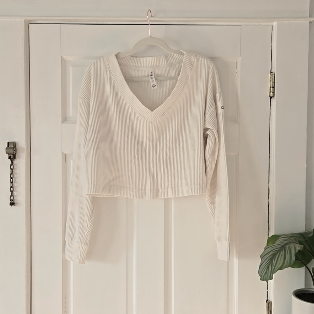 Alo Yoga Muse Ribbed Crop Pullover - Picture 3 of 7